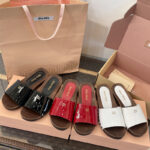 미우미우 로고 스터드 페이턴트 레더 샌들