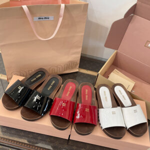 미우미우 로고 스터드 페이턴트 레더 샌들