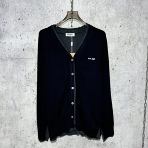 미우미우 【사슬공장】 24ss 스웨터 가디건 실크 캐시미어 체스트 로고