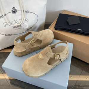프라다 트라이앵글 로고 뮬 샌들 스웨이드
