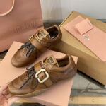 미우미우 로고 버클 스트랩 스니커즈 레더