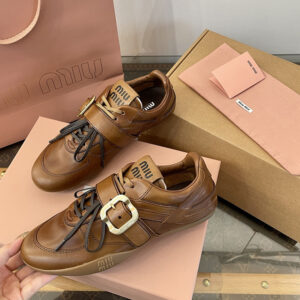 미우미우 로고 버클 스트랩 스니커즈 레더