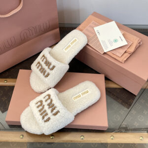 미우미우 로고 시어링 슬라이드