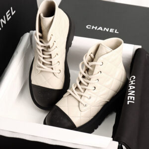 샤넬 【HAPPY】 24A CC 로고 엠보 퀼팅 앵클 부츠 (터보)