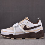 나이키 HQ3073-100 x 트래비스 스캇 줌 필드 잭스 “화이트 라이트 초콜릿”