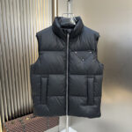 프라다 하이넥 패딩 베스트 트라이앵글 로고