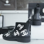 샤넬 【터보】 CC로고 앵클 부츠 카우초크 블랙 화이트 (TJ공장)