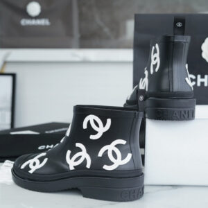 샤넬 【터보】 CC로고 앵클 부츠 카우초크 블랙 화이트 (TJ공장)