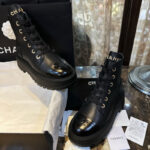 샤넬 【터보】 23b 레터링 컴뱃 부츠（TJ공장）