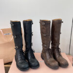 미우미우 24FW 프린트 로고 슈레이스 가죽 부츠