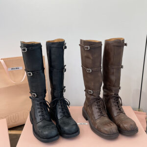 미우미우 24FW 프린트 로고 슈레이스 가죽 부츠