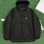 프라다 【잔디집】 트라이앵글 리나일론 푸퍼 다운 자켓 로고 （레어）