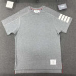 톰브라운 【터보】 (TJ공장） 4-Bar 사선완장 반팔 티셔츠