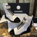 샤넬 【터보】 레터링 퀼팅 컴뱃 부츠 화이트（TJ공장）