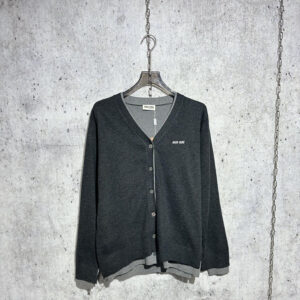 미우미우 [사슬공장] 24ss 가디건 스웨터 실크 캐시미어 체스트 로고