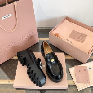 미우미우 브러쉬드 가죽 페니 로퍼