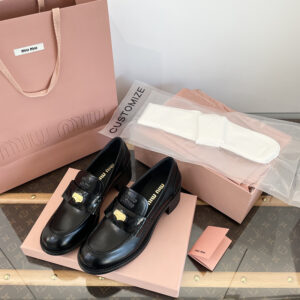 미우미우 브러쉬드 가죽 페니 로퍼