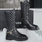 샤넬 [Happy]  23b 체인 로고 퀄팅 레이스업 롱 부츠 (TJ공장)