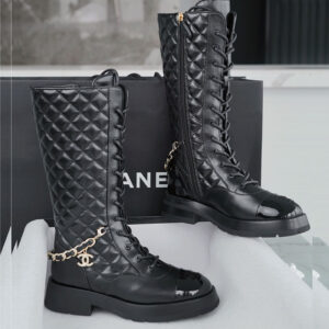 샤넬 [Happy]  23b 체인 로고 퀄팅 레이스업 롱 부츠 (TJ공장)