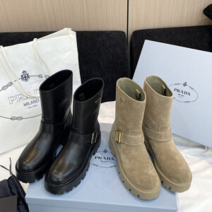 프라다 트라이앵글 로고 가죽 부티 러버솔