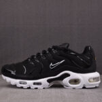 나이키 에어맥스 플러스 블랙 화이트 DM2362-001