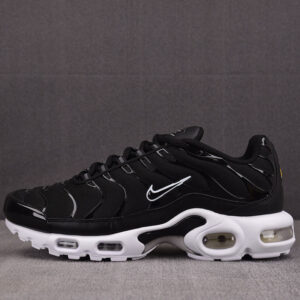 나이키 에어맥스 플러스 블랙 화이트 DM2362-001
