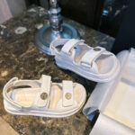 샤넬 [TJ공장] 22P CC 벨크로 스트랩 샌들 화이트