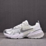 나이키 V2K 런메탈릭 실버/화이트 FD0736-104