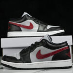 나이키 [CJ공장] DC0774-062 에어조던1 로우 울프그레이 짐 레드