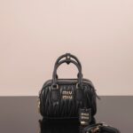 미우미우 (팬더) 아르카디 메탈라세 블랙 미니 핸드백 5BB123