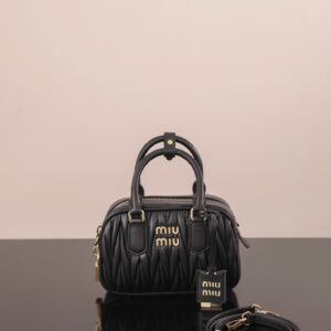 미우미우 (팬더) 아르카디 메탈라세 블랙 미니 핸드백 5BB123