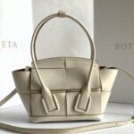 보테가 (징) 미니 아르코 크림 70046