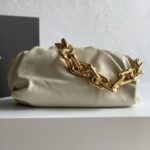 보테가 (징) 체인 파우치 클라우드 백 아이보리 620230