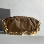 보테가 (징) 체인 파우치 클라우드 브라운 금색 체인 백 620230