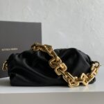 보테가 (징) 체인 파우치 클라우드 블랙 금색 체인백 620230