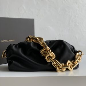 보테가 (징) 체인 파우치 클라우드 블랙 금색 체인백 620230
