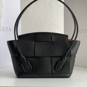 보테가 (징) 아르코 33 블랙 라이트 그레인 가죽 토트백 70047