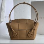 보테가 (징) 아르코 33 라이트 브라운 가죽 토트백 70047