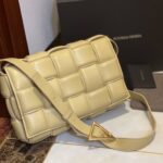 보테가 (징) 카세트 백 미디움 베이지 70094