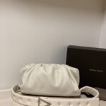 보테가 (징) 클라우드 백 크림 나파 양가죽 620954