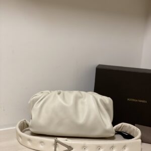 보테가 (징) 클라우드 백 화이트 나파 양가죽 620954