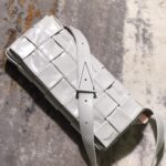 보테가 (징) 마법 큐브 편직백 크림 620980