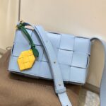 보테가 (징) 카세트 미니 블루 양가죽 백 578004