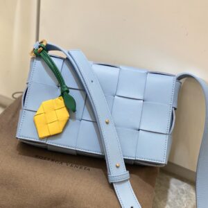 보테가 (징) 카세트 미니 블루 양가죽 백 578004