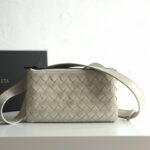 보테가 베네타 (징) 클래식 편직 가죽 메신저백 소형 아이보리 70084