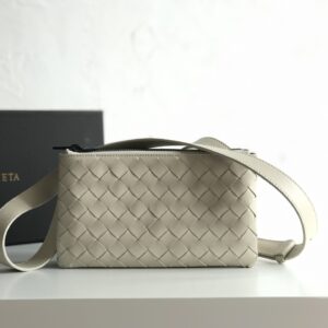 보테가 베네타 (징) 클래식 편직 가죽 메신저백 소형 아이보리 70084