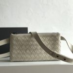 보테가 베네타 (징) 클래식 편직 가죽 메신저백 대형 베이지 70089