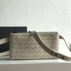 보테가 베네타 (징) 클래식 편직 가죽 메신저백 대형 베이지 70089