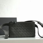 보테가 베네타 (징) 클래식 편직 가죽 메신저백 소형 매트 블랙 70084