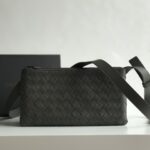 보테가 베네타 (징) 대형 클래식 편직 가죽 메신저백 매트 블랙 70089